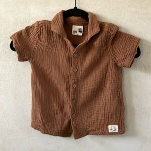 Boys cotton on muslin buttons down tee